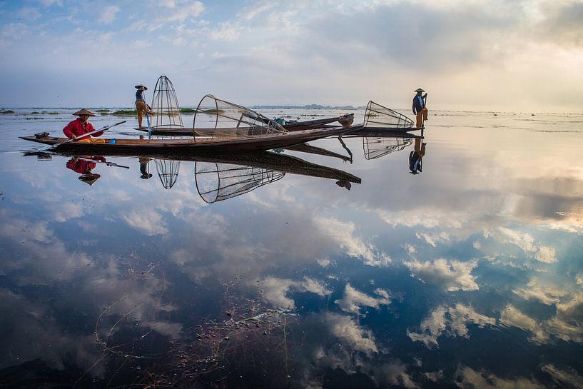 PÊCHEUR AT SUNRISE vist ON WAY TRADITIONNEL AU LAC INLE AU MYANMAR. Avec un panier du poisson est ca par Wout Kok