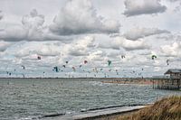 Kitesurfers op de Noordzee.