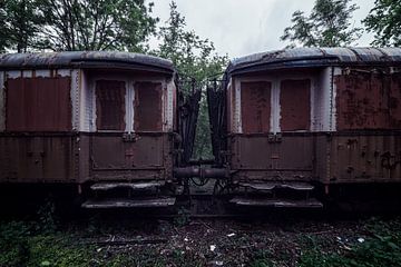 De wagons van een oude verlaten trein