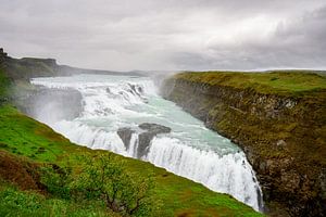 Chute d'eau de Gullfoss - la puissance dorée de l'Islande