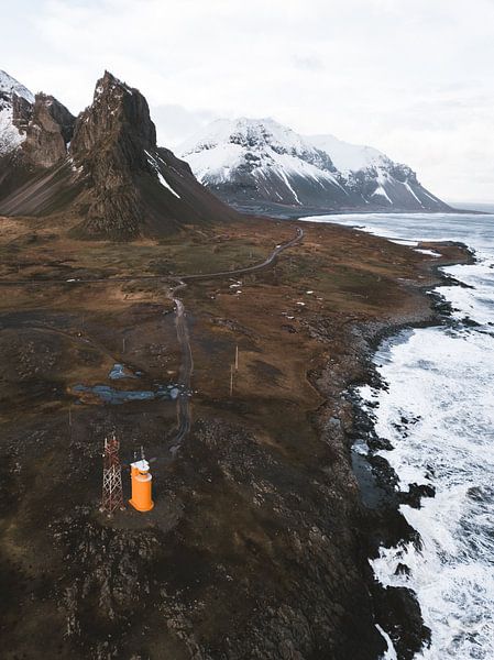 IJsland Oranje Vuurtoren bij Eystrahorn berg en rots van Michiel Dros