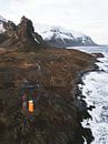 IJsland Oranje Vuurtoren bij Eystrahorn berg en rots van Michiel Dros thumbnail