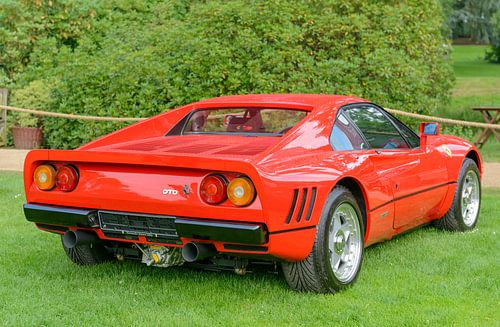Ferrari 288 GTO raceauto uit de jaren 80 in Ferrari rood