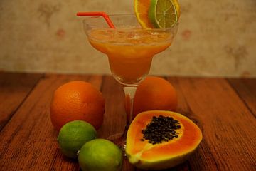 Rum cocktail met papaja sinaasappel limoen. kleurrijke cocktails in glazen