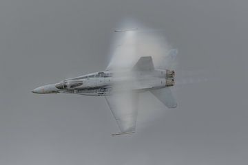 High speed pass F/A-18C Hornet tijdens airshow. van Jaap van den Berg