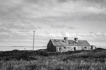 Oude cottage aan de kust van Ierland (B&W) van Bo Scheeringa Photography