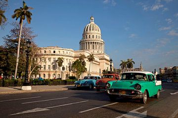 Oldtimers en het Capitool in Havana, van Peter Schickert