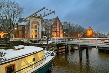 Zwolle besneeuwde Thorbeckegracht tijdens een koude winterochtend van Sjoerd van der Wal Fotografie