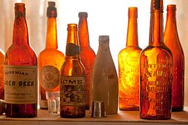 Bierflessen in het spookstadje Bodie, Californië van Peter Schickert