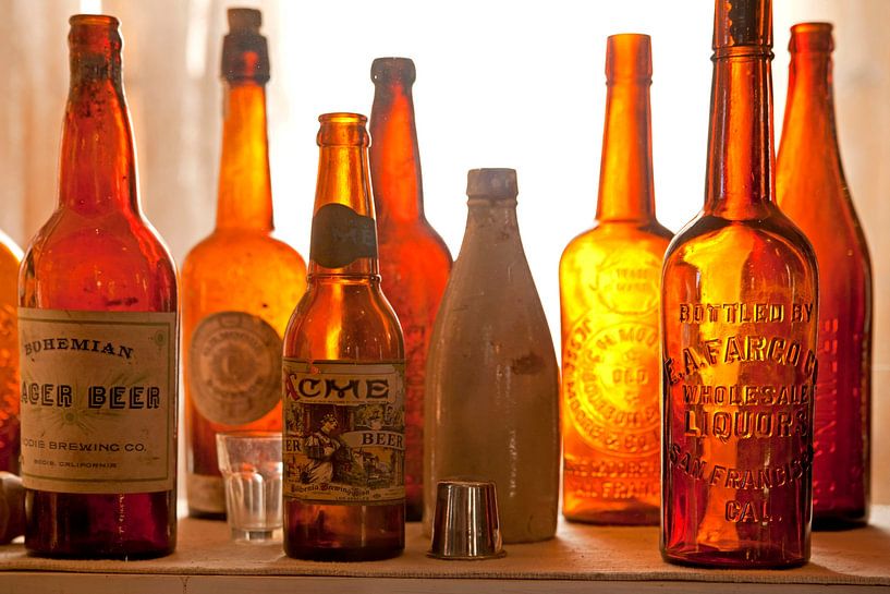 Bierflaschen in der Geisterstadt Bodie, Kalifornien von Peter Schickert