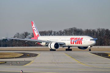 TAM Linhas Aéreas Boeing 777-300ER (PT-MUC). von Jaap van den Berg