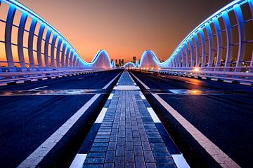 Verlichte brug Dubai van Michael Blankennagel