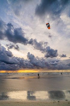 Kite surfers avant la tempête