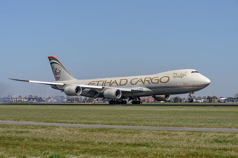 Landing Boeing 747-8 in Etihad Cargo livery. by Jaap van den Berg
