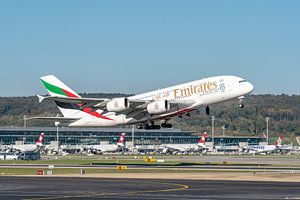 Take-off van een Emirates Airbus A380. van Jaap van den Berg
