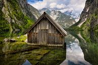 Houten boothuis in het meer de Obersee omringd door bergen van iPics Photography thumbnail