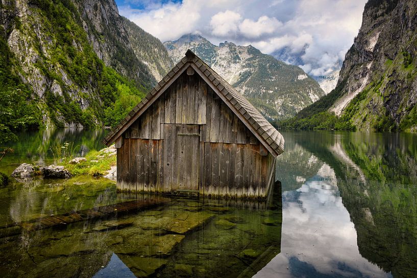 Hangar à bateaux en bois dans le lac Obersee, entouré de montagnes par iPics Photography