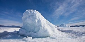 Bloc de glace en forme de colline ou de montagne sur le lac Baïkal, hummock de glace bleue sous le c sur Michael Semenov