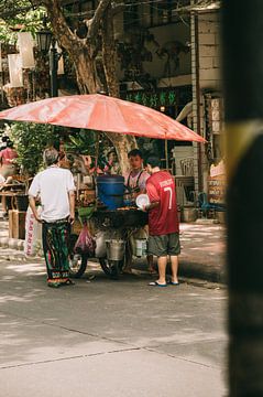 Lebendiger Straßenimbiss in Bangkok, Thailand von Troy Wegman