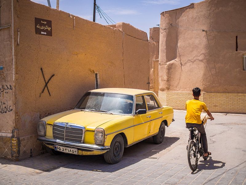 Voiture jaune dans les rues de Yazd, Iran par Teun Janssen