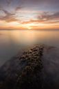 Eenzame rots tijdens zonsondergang - Koh Lanta, Thailand van Thijs van den Broek thumbnail