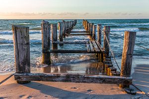 Verwitterter Holzsteg am Ostsee-Strand in Zingst