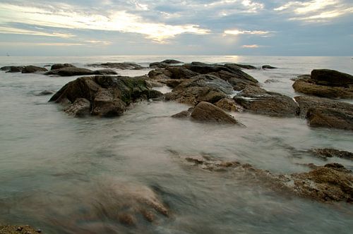 Bewolkte zonsondergang in Bretagne