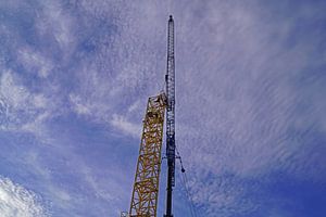 Grue mobile lors du montage d'une grue à tour