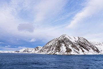 Bergen en rotsen in de winter in Finnmark, Noorwegen van Rico Ködder