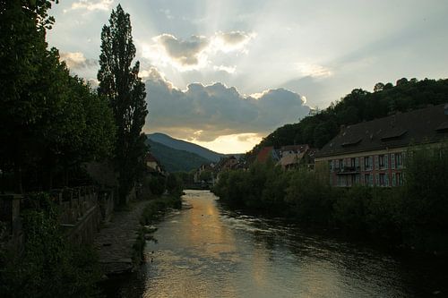 bergrivier met ondergaande zon