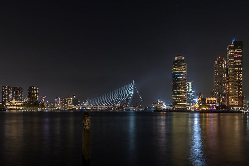 Skyline Rotterdam in de nacht  van Patrick Löbler