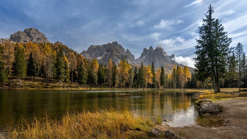Between autumn and rock - Lago di Antorno by Teun Ruijters