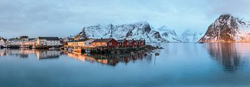 Hamnoy, een Noors vissersdorpje in de ochtend van jowan iven