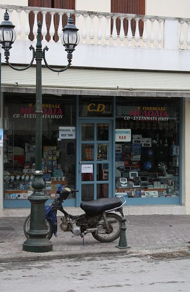 Scooter voor een winkel  in Griekenland van Jetty Boterhoek