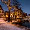 Centre historique d'Alkmaar - Barge à fleurs et tour de guet en hiver sur Keesnan Dogger Fotografie