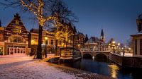 Historisches Zentrum von Alkmaar - Blumenkahn und Waag-Turm im Winter von Keesnan Dogger Fotografie Miniaturansicht