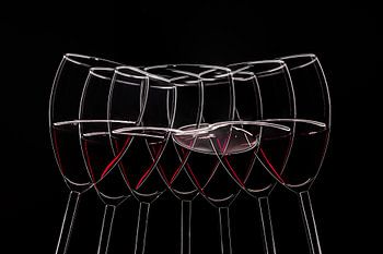 Zeven glasen wijn in beweging