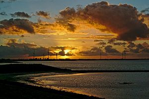 Zonsondergang boven de Oosterschelde van Gert van Santen