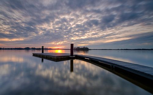 Een steiger bij zonsondergang van Koos de Wit