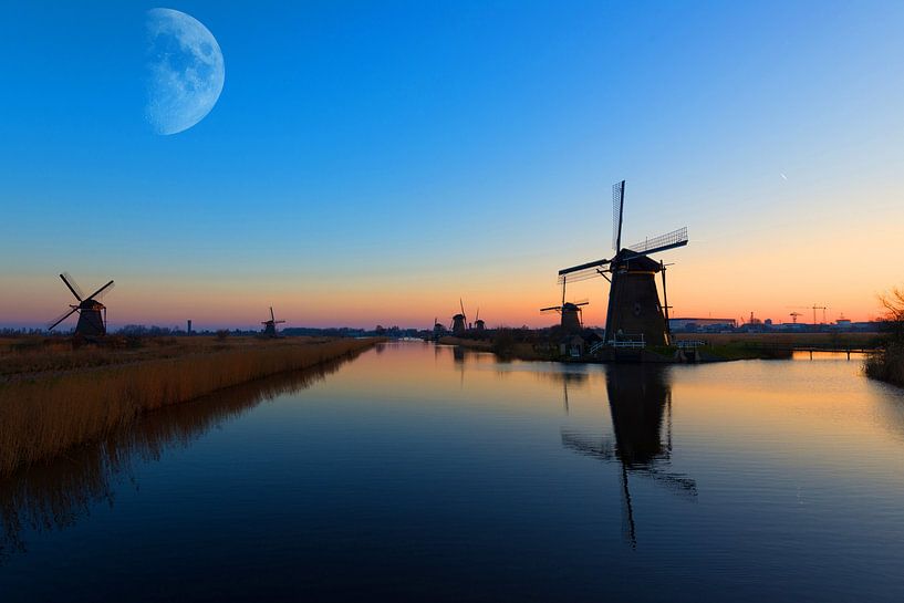 Maan boven de Kinderdijk von Brian Morgan