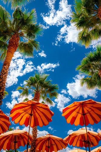Zonnige palmbomen met kleurrijke parasols