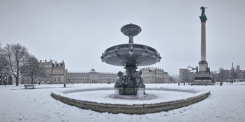 Schlossplatz fontein in de winter
