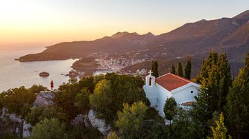 Luchtfoto Parga vanaf het Heilige Kerkje van Agia Eleni van Liset Verberne