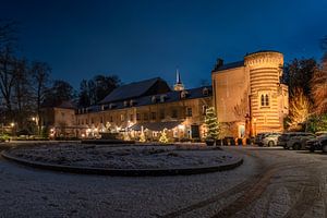 Elsloo in de avond in de winter met sneeuw