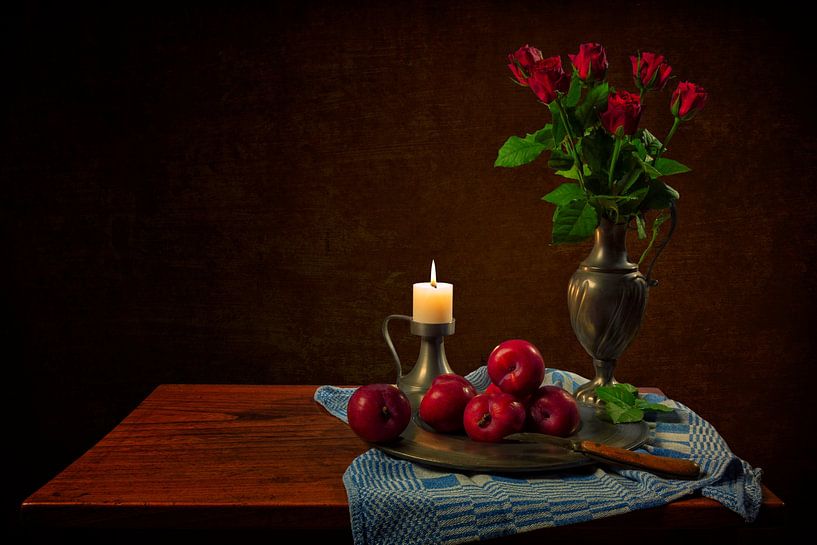 Nature morte : Prunes sur une assiette en fer blanc par Carola Schellekens