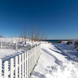 clôture blanche, dunes enneigées sur la plage de Juliusruh, Rügen sur GH Foto & Artdesign