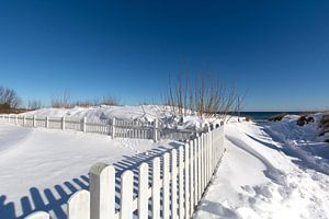 clôture blanche, dunes enneigées sur la plage de Juliusruh, Rügen