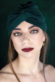 Vrouw met groene tulband