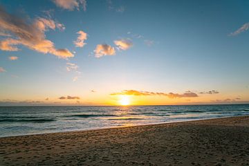 Coucher de soleil sur une plage de l'Algarve sur Leo Schindzielorz