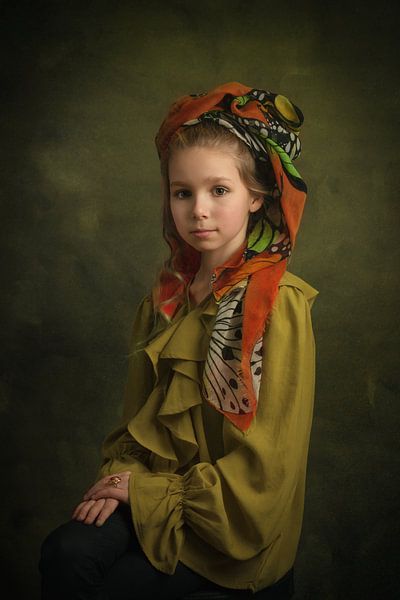 Meisje in okergeel/groen met sjaal van Laura Loeve